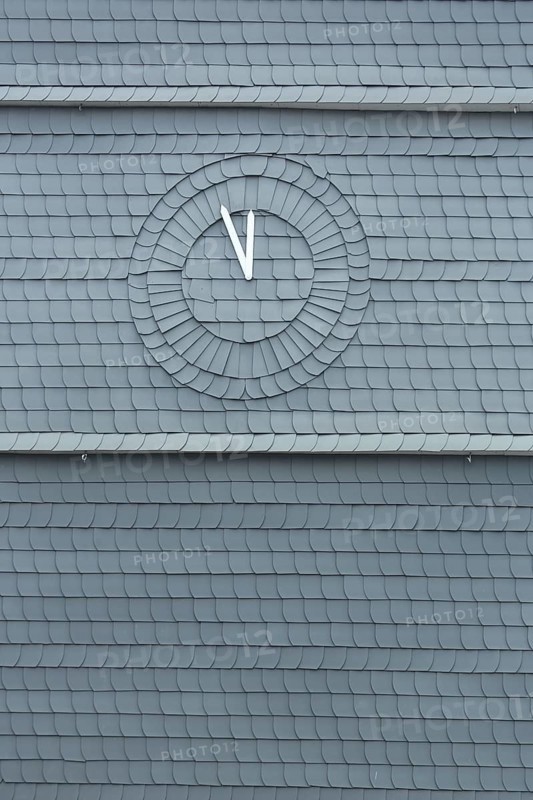 Slate wall with time, five minutes to twelve, symbol, time, clock, clock hand, grey, white, monochrome, black and white, pattern, circles, round, slate shingles, Biedenkopf, Hesse, Germany, Europe