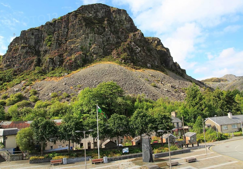 Housing beneath scree slopes of mountainside, Blaenau Ffestiniog, Gwynedd, north Wales, UK