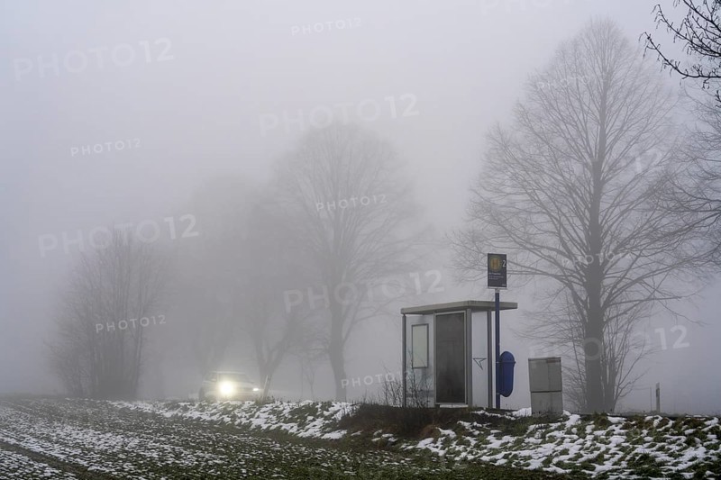 Dense fog, with visibility partly below 100 metres, country road, bus stop Am Treppchen, Meisenburgstraße, line 142, in Essen, North Rhine-Westphalia, Germany, Europe