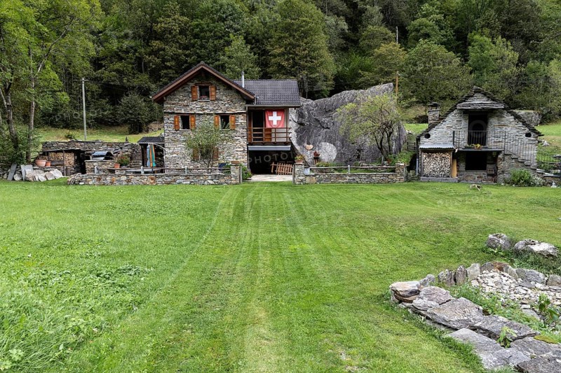 Typical Ticino stone houses in the village of Sonogno, Verzasca Valley, Valle Verzasca, Canton Ticino, Switzerland, Europe