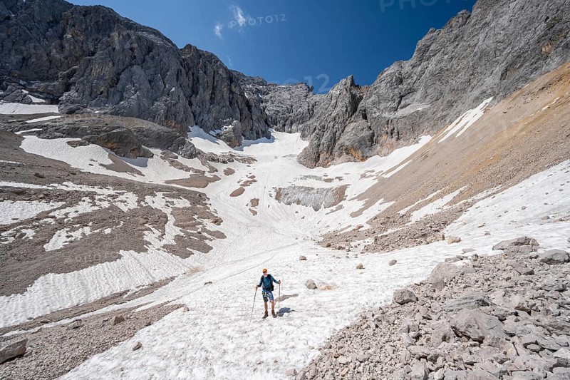 Mountaineer on a snowfield, mountain basin with glacier remnant of the Höllentalferner, Höllental, rocky mountain peaks, Höllental, Bavaria, Germany, Europe