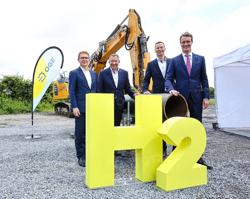 Werne, North Rhine-Westphalia, Germany, Ground-breaking ceremony for OGE's H2 training line in Werne on 7 August 2023, from left: Lothar Christ, Mayor of Werne, Dr Jörg Bergmann, CEO, OGE, Raphäl Heuser, Project Manager H2 training line, Dr Thomas Hüwener, Member of the Management Board, Hendrik Wüst, Minister President of the State of North Rhine-Westphalia. Open Grid Europe will use its H2 training track to train engineers and tradespeople to become experts in handling hydrogen in the long-distance gas grid. The OGE compressor station in Werne is the central hub in the German natural gas grid. At around 25 billion cubic metres per year, around a quarter of the natural gas consumed in Germany flows through the Werne compressor station. The natural gas flows into the station from northern Germany, the North Sea and the Netherlands via five large inlet pipes. After the gas has been purified, it is compressed by eleven compressors driven by gas turbines with a total drive power of, Europ...