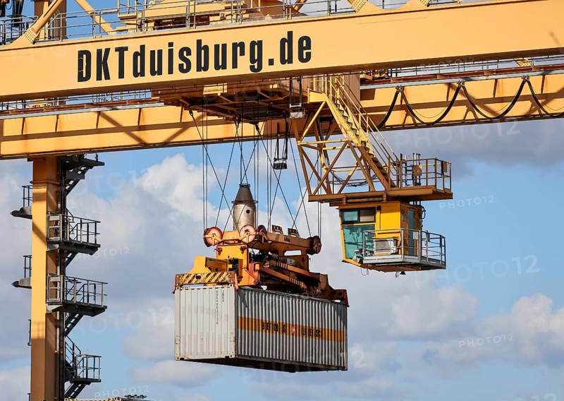 Duisburg, North Rhine-Westphalia, Germany, Containers are loaded onto a goods train at the port of Duisburg, here at the DKT Duisburg Komiterminal, Europe