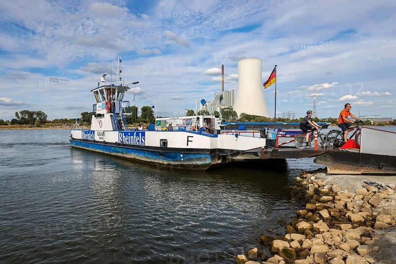 Rheinberg, Duisburg, North Rhine-Westphalia, Germany, Rhine ferry Walsum-Orsoy with STEAG hard coal-fired power station Walsum at the Orsoy ferry landing stage, After a long dry spell, the Rhine level continues to fall, Europe