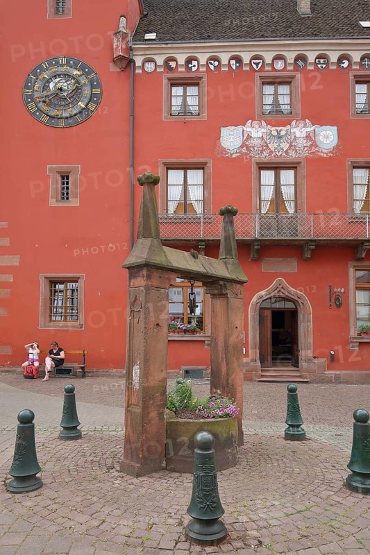 Entrance to the late Gothic Alsatian Museum with astronomical clock and historic drawing fountain, Alsatian, Musée alsacien, Haguenau, Bas-Rhin, Alsace, France, Europe