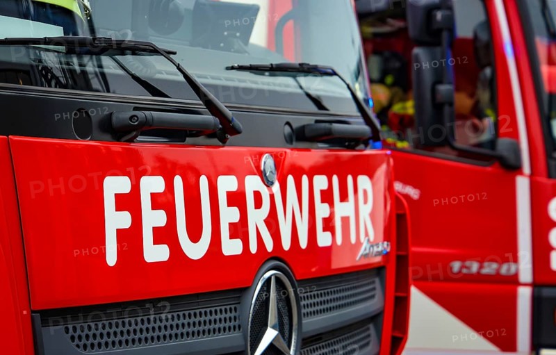 Duisburg, North Rhine-Westphalia, Germany, Fire brigade exercise. Fire engine with flashing blue lights. Press event: Federal Chancellor Olaf Scholz visits Fire Engine 530 of the Duisburg Volunteer Fire Brigade at Fire and Rescue Station 5 in Homberg. Together with a training unit of the professional fire brigade, the fire brigade school is also housed there, Europe