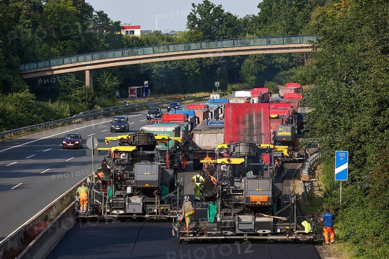 Essen, North Rhine-Westphalia, Germany, Road construction, Asphalt pavers and road rollers lay new, open-pored, whisper asphalt on the A52 motorway, here between the Essen-Kettwig and Essen-Rüttenscheid junctions in the direction of Dortmund, Europe