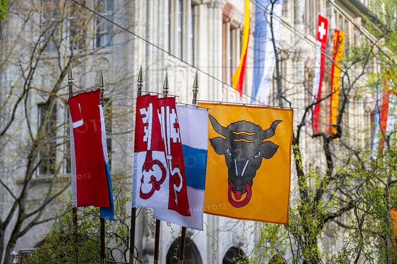 Guild flags, parade of historically costumed guildsmen, flags of the cantons of Uri, Obwalden, Nidwalden and Zug, Sechseläuten or Sächsilüüte, Zurich Spring Festival, Zurich, Switzerland, Europe