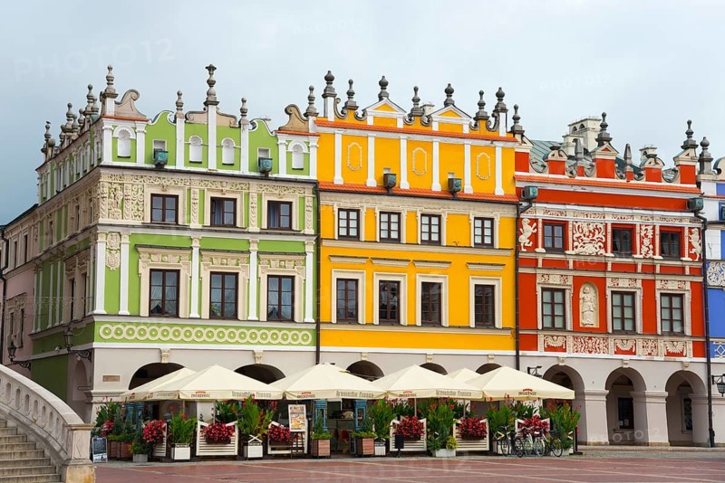 Historic Renaissance houses with colourful facades in a lively market scene, Great Market, Zamosc, Zamosc, UNESCO World Heritage Site, Lublin Voivodeship, Poland, Europe