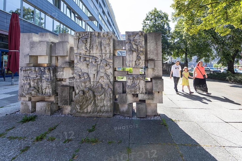 One of the 3 historical relief walls based on Bertold Brecht's praise poems, here Lob des Revolutionärs by Eberhard Roßdeutscher, Brückenstraße, Chemnitz, Saxony, Germany, Europe