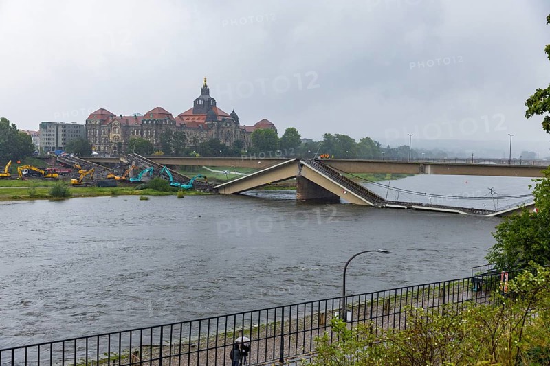 In the early hours of the morning, a section of the Carola Bridge collapsed for unknown reasons. Over a length of around 100 metres, the section on which the trams normally run has collapsed into the Elbe. Partial demolition has begun and around 10 excavators are tearing down the collapsed bridge section to make room for the imminent flooding of the Elbe., Partial collapse of the Carola Bridge in Dresden, Dresden, Saxony, Germany, Europe
