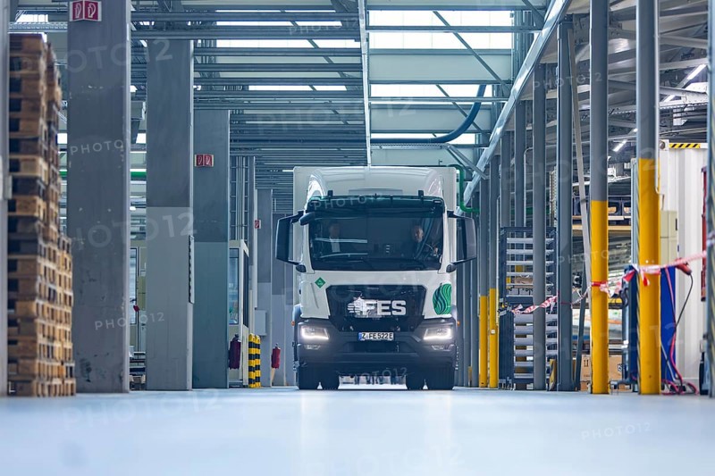 Presentation of the first fuel cell lorry from FES GmbH Fahrzeug-Entwicklung Sachsen. FES GmbH has been involved in the development of fuel cell systems and their application in vehicles for more than seven years and will now register the first truck with a weight of 18 tonnes on the road. Minister President Michael Kretschmer during a test drive, FES, Zwickau, Saxony, Germany, Europe