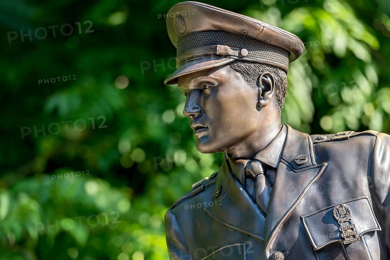 Bronze statue, monument to rock singer Elvis Presley, King of Rock 'n' Roll in uniform of the 3rd US Armoured Division Spearhead, bridge over the Usa River, Usa Bridge, spa garden, Bad Nauheim, Wetterau, Hesse, Germany, Europe