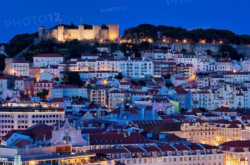 Night shot, view from the Miradouro de São Pedro de Alcântara viewpoint to Castelo de São Jorge, city view, Lisbon, evening mood, twilight, blue hour, Portugal, Europe