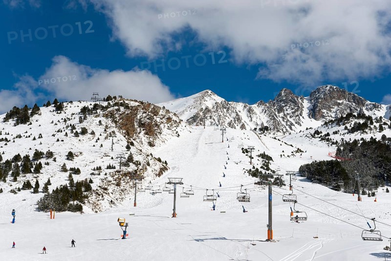Skigebiet in Andorra mit mehreren Liften, Pisten und Skifahrern vor einer schneebedeckten Bergkulisse, Skigebiet, Grandvalira Skiresort, Pas de la Case, Pyrénées-Orientales, Encamp, Fürstentum Andorra, Pyrenäen