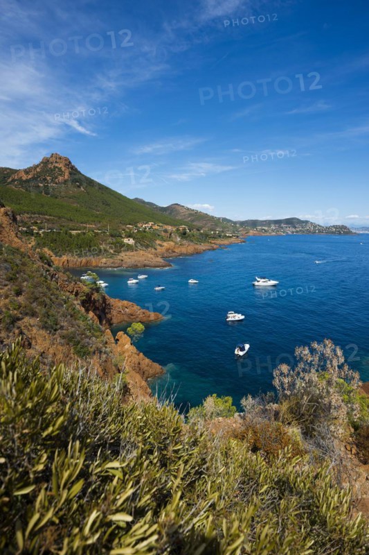 Coast and red rocks, Massif de l'Esterel, Esterel Mountains, Département Var, Région Provence-Alpes-Côte d'Azur, France, Europe