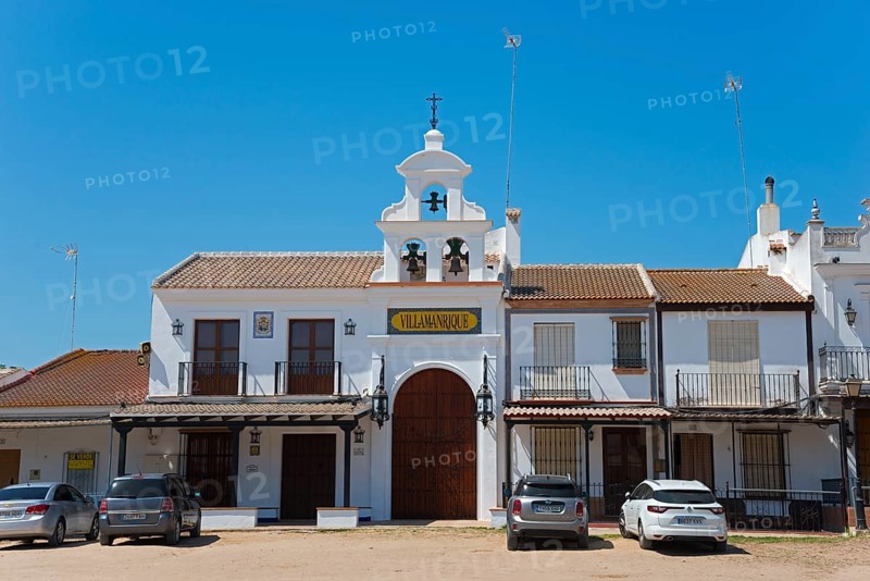 Weiße Gebäude mit Glockenturm und geparkten Autos unter einem klaren blauen Himmel, Wallfahrtsort, Kirche, El Rocío, Rocío, Rocio, Huelva, Andalusien, Spanien