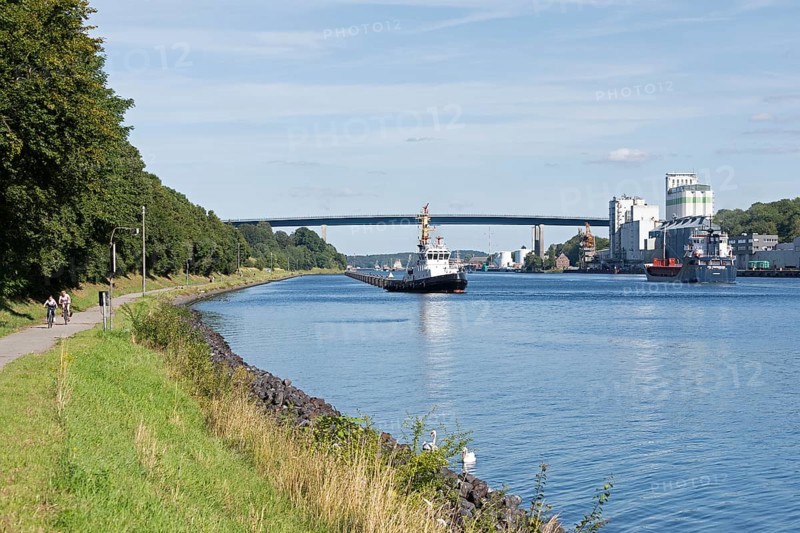 Tugboat, cyclist, Holtenau bridges, Kiel Canal, Kiel, Schleswig-Holstein, Germany, Europe