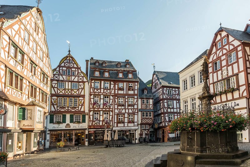 Market square with medieval half-timbered houses, Bernkastel-Kues, Moselle, Rhineland-Palatinate, Germany, Europe