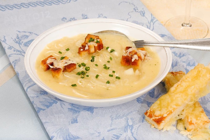 Baden cuisine, South German cuisine, Baden onion soup with crackers, croutons, pieces of bread fried in fat, savoury, typical Baden, soup plate, spoon, creamy, cream, chopped chives, pieces of bread baked with cheese, white bread, traditional cuisine, food photography, studio, Germany, Europe