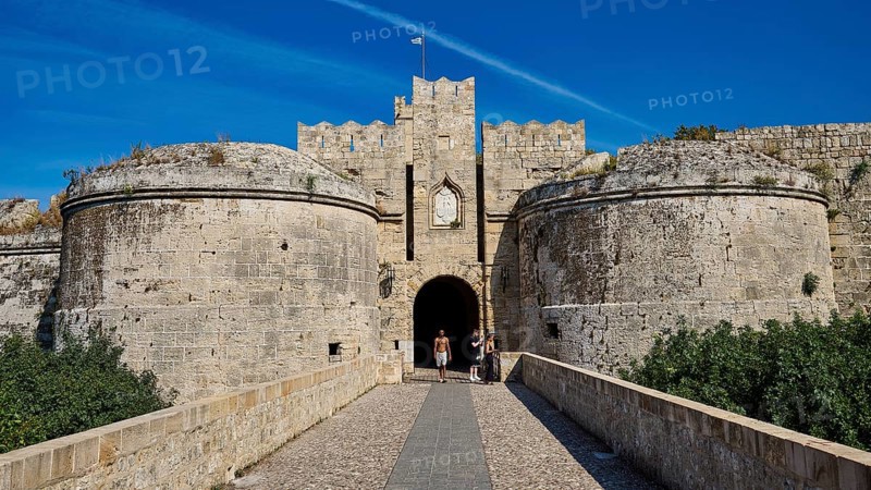 Emery d 'Amboise gate, Rhodes city wall, Impressive medieval fortress with mighty stone walls and Tor tor under a clear blue sky, Rhodes old town, Rhodes city, Rhodes, Dodecanese, Greek Islands, Greece, Europe