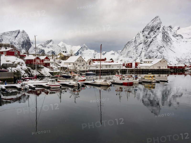 Hamnoy harbour, snowy mountains in the background, Hamnøy, Reine, Moskenesøya, Lofoten, Norway, Europe