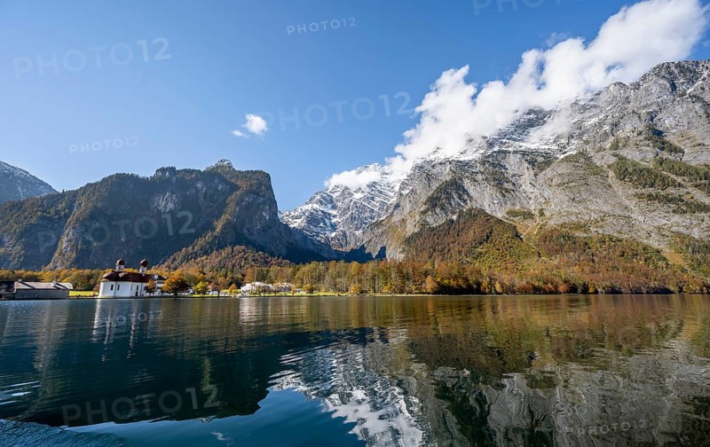 Königssee with Watzmann massif and pilgrimage church of St. Bartholomä, autumnal mountain landscape reflected in the lake, Berchtesgaden National Park, Berchtesgadener Land, Upper Bavaria, Bavaria, Germany, Europe