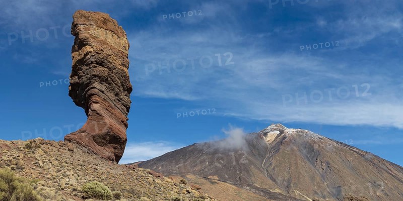 Pico del Teide, 3715m and Roque Cinchado, Finger of God, Roques de Garcia, Teide National Park, Tenerife, Canary Islands, Spain, Europe
