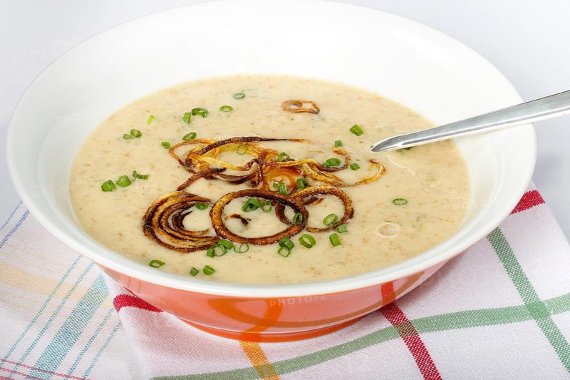 Swabian cuisine, green spelt soup, healthy, vegetarian, regional, soup served in a bowl, home cooking, roasted onions, herbs, chives, typical Swabian, traditional cuisine reinterpreted, food photography, studio, Germany, Europe