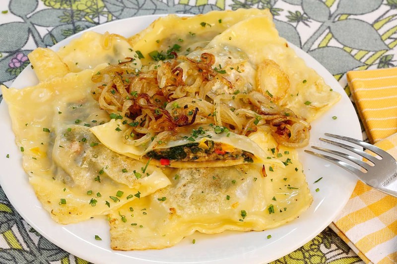 Swabian cuisine, Maultaschen, vegetarian, vegetable Maultaschen, vegetables in noodle dough, spinach, peeled onions, grandmother's cooking, regional, home cooking, typical Swabian, traditional cuisine reinterpreted, arranged on plates, food photography, studio, Germany, Europe
