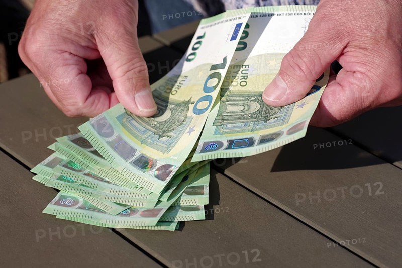 Banknotes, one hundred, euro, hands, counting, A man counts several one hundred euro notes