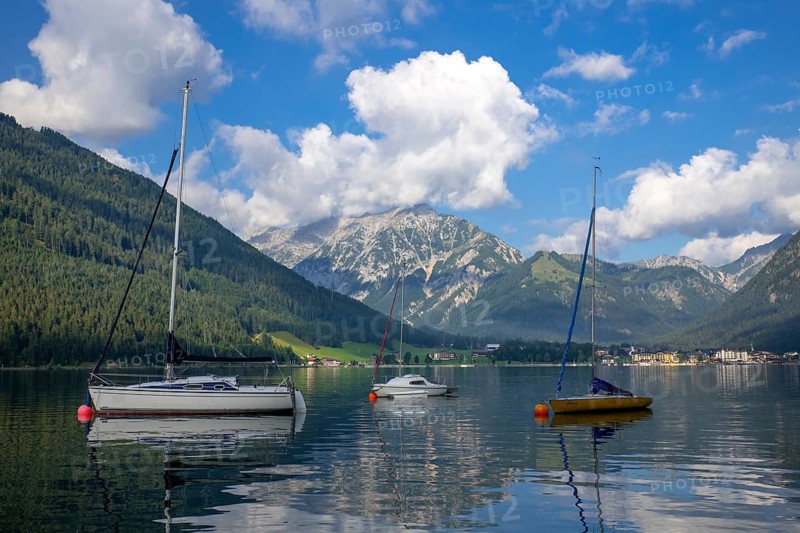 Sailing boats on Lake Achensee with the village of Pertisau, behind them the Karwendel mountains, Achensee, Tyrol, Austria, Europe