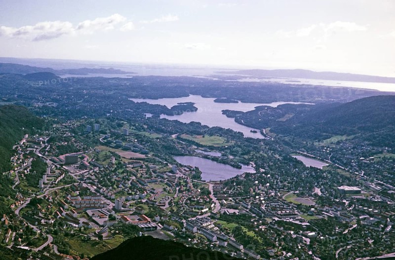Blick über ein Wohngebiet in einem Vorort von Arstad, Stadt Bergen, Norwegen, 1966