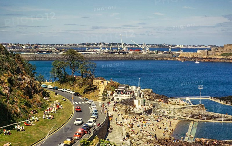 Menschen beim Sonnenbaden an der Küste, St. Peter Port, Guernsey, Kanalinseln, Großbritannien, Juni 1974, Europe