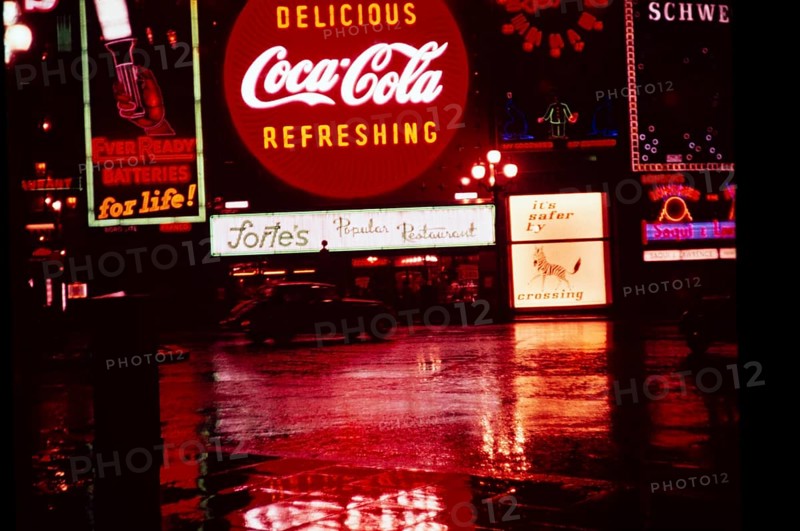 Nächtliche Leuchtreklame am Piccadilly Circus, London, England, Vereinigtes Königreich 1957 - Coca-Cola-Schild über dem Restaurant Fortes, Guinness Time Clock, Ever Ready-Batterien, Werbekampagne für die Verkehrssicherheit am Zebrastreifen