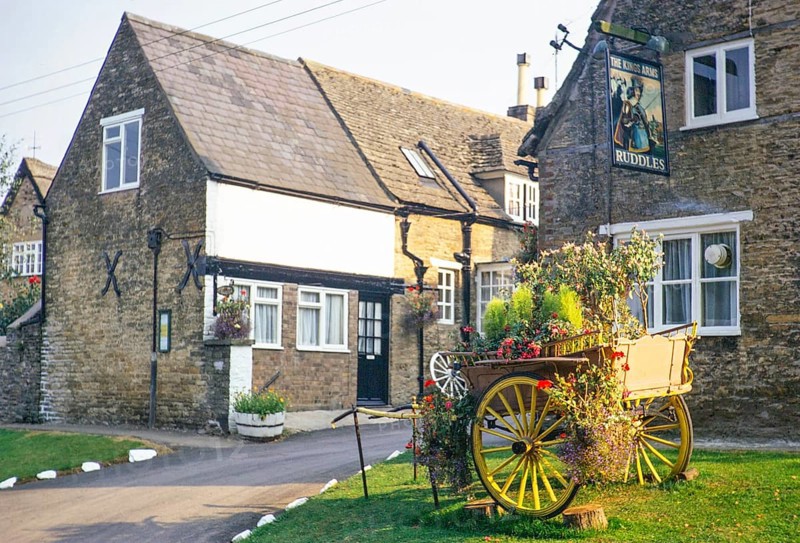 The Kings Arms village pub, Wing, Rutland, England, UK August 1972 Ruddles-Schild