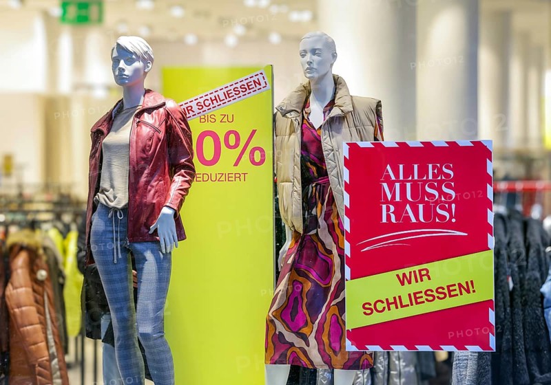 Essen, North Rhine-Westphalia, Germany - Theme photo: Retail in crisis, clearance sale due to shop closure, Sinn fashion house files for insolvency for the fourth time and closes its shop in Essen city centre