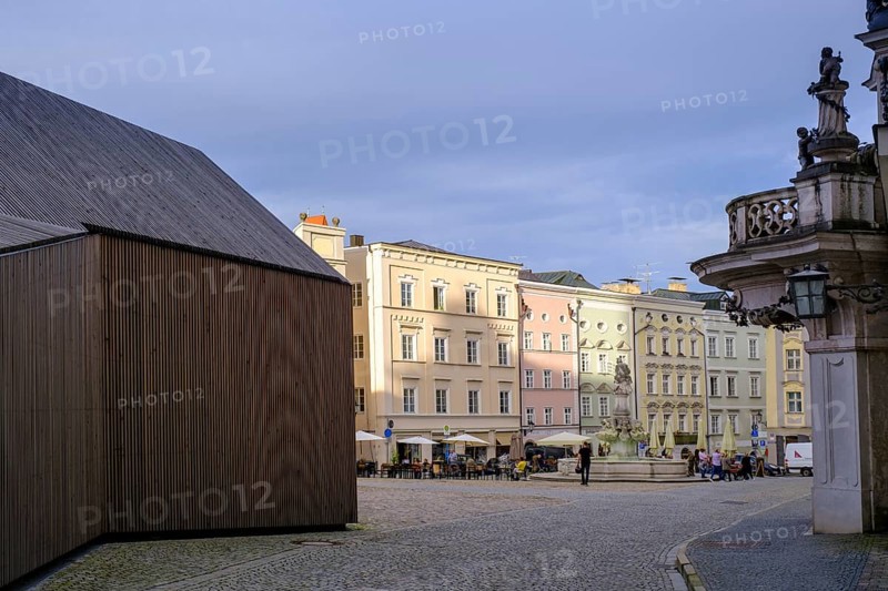 Residenzplatz, with new cathedral building, Old Town, Passau, Lower Bavaria, Bavaria, Germany, Europe