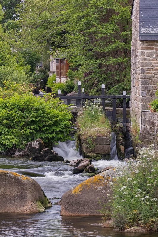 Buildings located at a waterway in Pont-Aven. The village is known for the artists who worked there like Émile Bernard, Paul Gauguin and Paul Sérusier. known as the Pont-Aven School