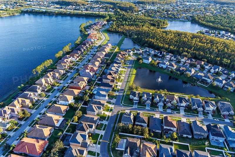 Aerial view of a new housing estate with houses on the lake in Wyndham Lakes, Orlando, USA, North America