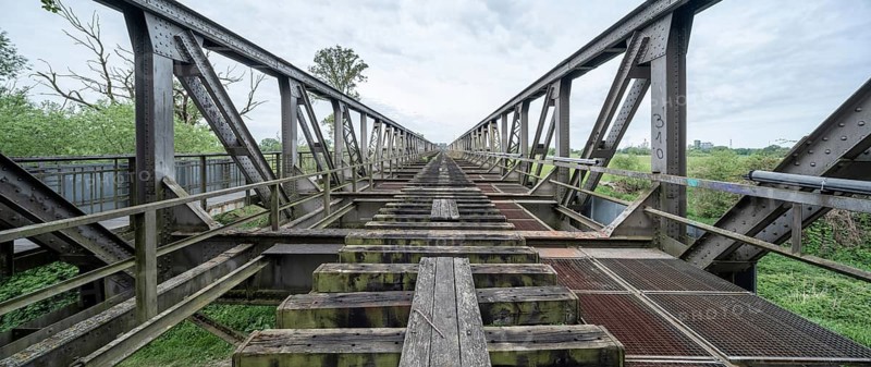 Abandoned railway bridge over the Elbe near Barby, lost place, steel truss bridge from the 1870s on the so-called cannon railway from Berlin to Metz, Barby, Saxony-Anhalt, Germany, Europe