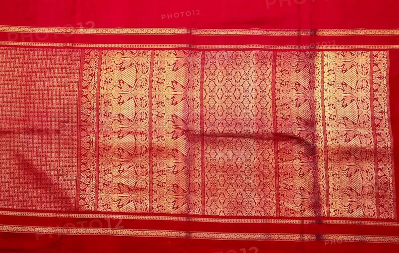 Kanchipuram silk sari with zari work, tamil nadu, india