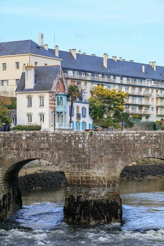 Old bridge Pont de Saint-Goustan over the river Auray, Art Nouveau house, Auray, Morbihan department, Brittany Breizh region, France, Europe