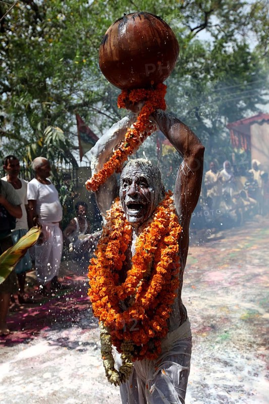 Priest pouring hot milk ritual, Karaha Pujan, Varanasi, Uttar Pradesh, India, Asia
