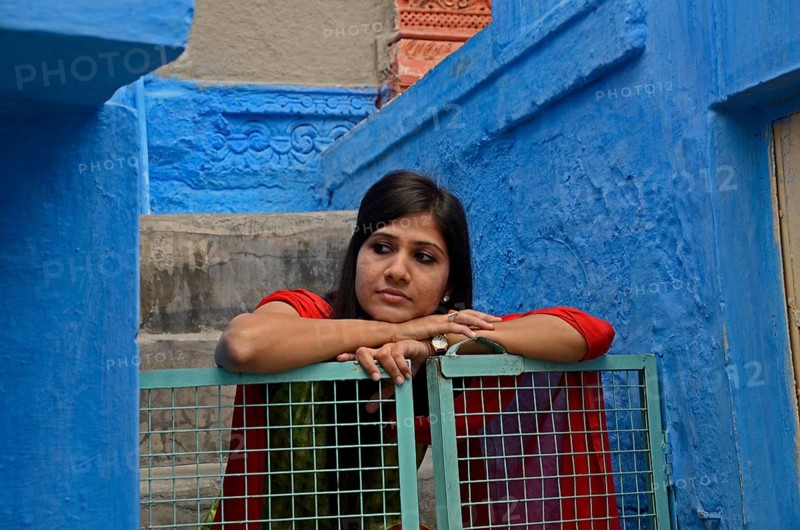 Woman waiting house gate, Jodhpur, Rajasthan, India, Asia