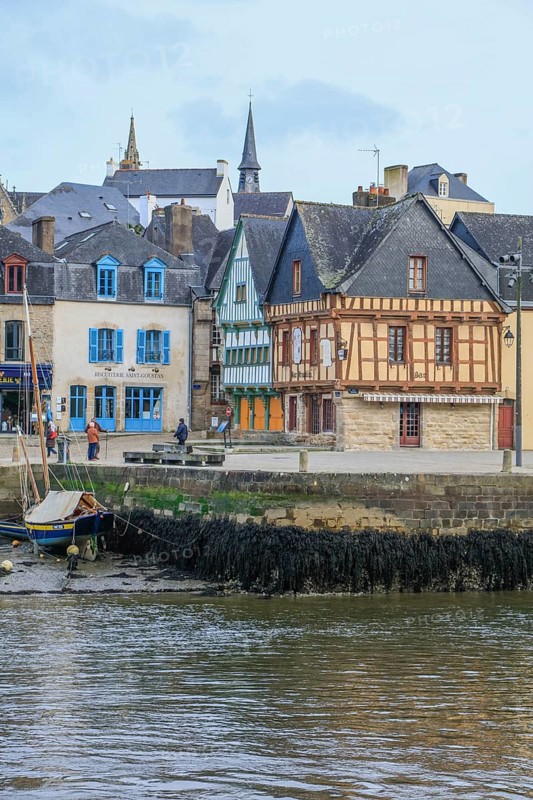 Old harbour Port de Saint-Goustan, half-timbered houses at Place Saint Sauveur, Auray, Morbihan department, Bretagne Breizh region, France, Europe
