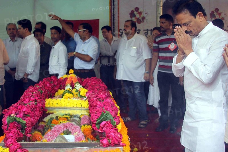 Congress party leader Bhai Jagtap pay his last respect to veteran trade union leader Sharad Rao, in Mumbai