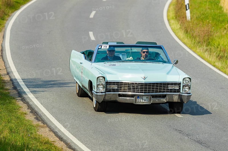 A drive for vintage vehicles. Skilful handling of the vehicle, finding the route by means of the road book and consistent driving style will be assessed. The route, time and drive-through checks as well as special stages are determined by the road book and the boarding card. Cadilac De Ville 1967
