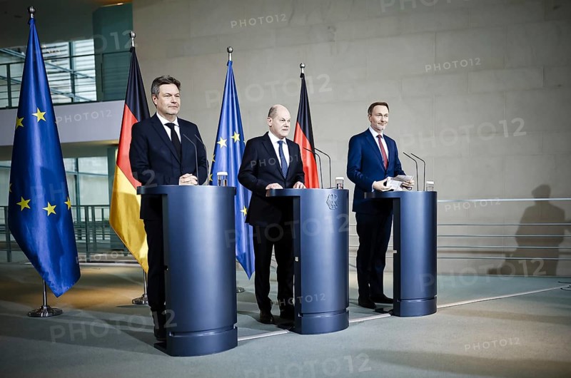 Olaf Scholz (SPD), Bundeskanzler, Robert Habeck (Buendnis 90 Die Gruenen), Bundesminister fuer Wirtschaft und Klimaschutz und Vizekanzler und Christian Lindner (FDP), Bundesminister der Finanzen, aufgenommen im Rahmen einer Pressekonferenz nach der Einig