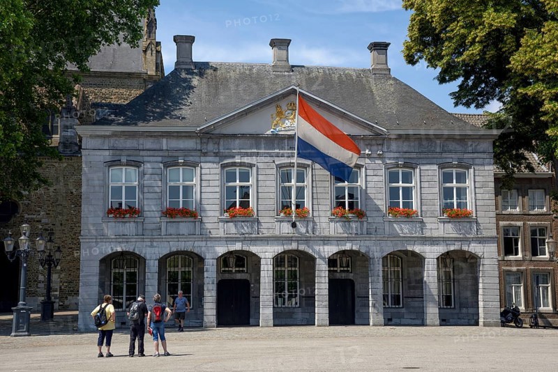Tourists in front of the Hoofdwacht at Vrijthof-Platz, Hauptwacht, Maastricht, Limburg Province, Holland
